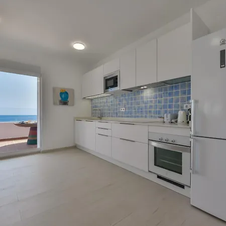 Bay - By Almarina Apartment